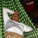 King Harald got to sleep in a hammock for the first time  (Photo: Rainforest Foundation Norway / ISA Brazil)